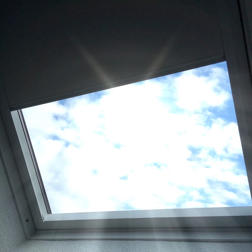 Die Vorteile eines Verdunkelungsrollos für Ihr Dachfenster